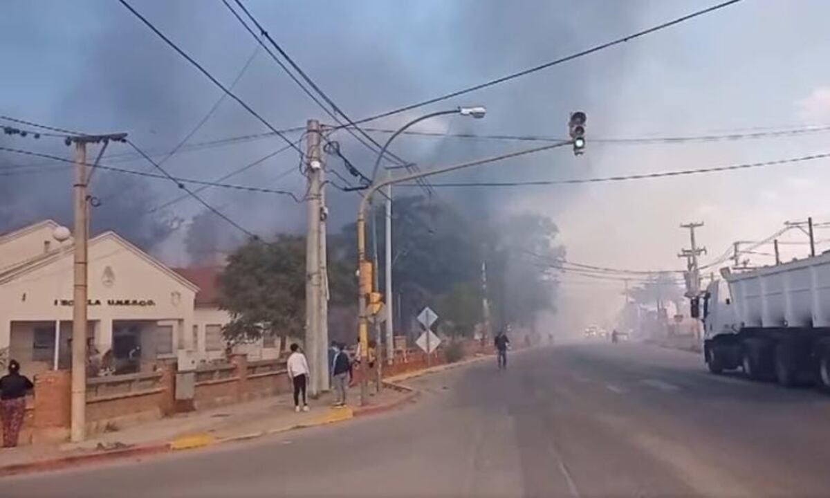 Barrio Guiñazú: se incendia un campo cercano a un jardín de infantes
