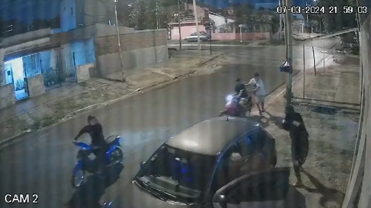 Delincuentes le dispararon en el pecho a una policía para robarle el auto en La Tablada
