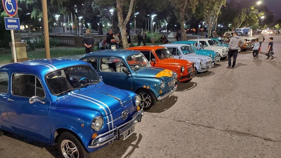 Más de 100 autos clásicos y motos antiguas participaron del encuentro en General Alvear.