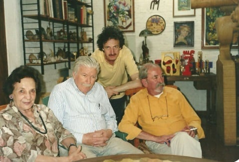 José Vilanova, con los artistas mendocinos Ramiro Quesada, Luis Quesada y su esposa Acelí. En la casa taller de Luis Quesada en Mendoza.