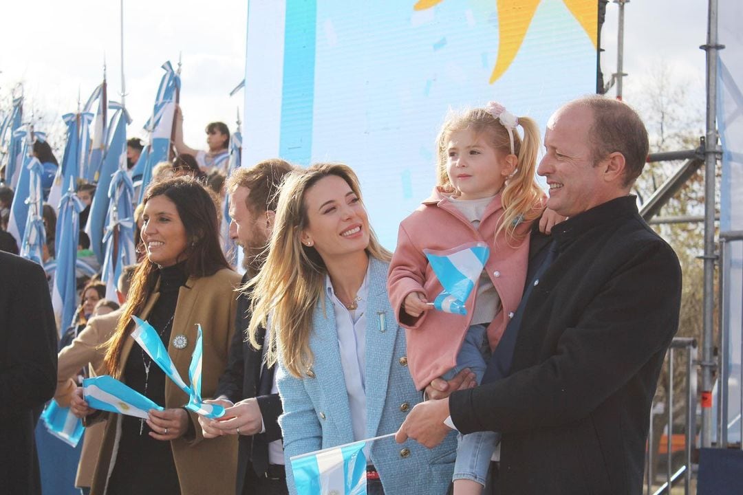 Jesica Cirio junto a Martín Insaurralde y su hija Chloe.