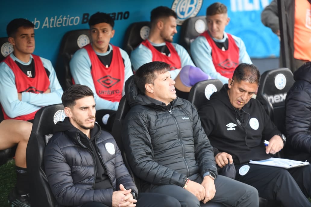 El entrenador de Belgrano Juan Cruz Real en la derrota frente a Gimnasia de La Plata por la Liga Profesional. (Javier Ferreyra / La Voz)