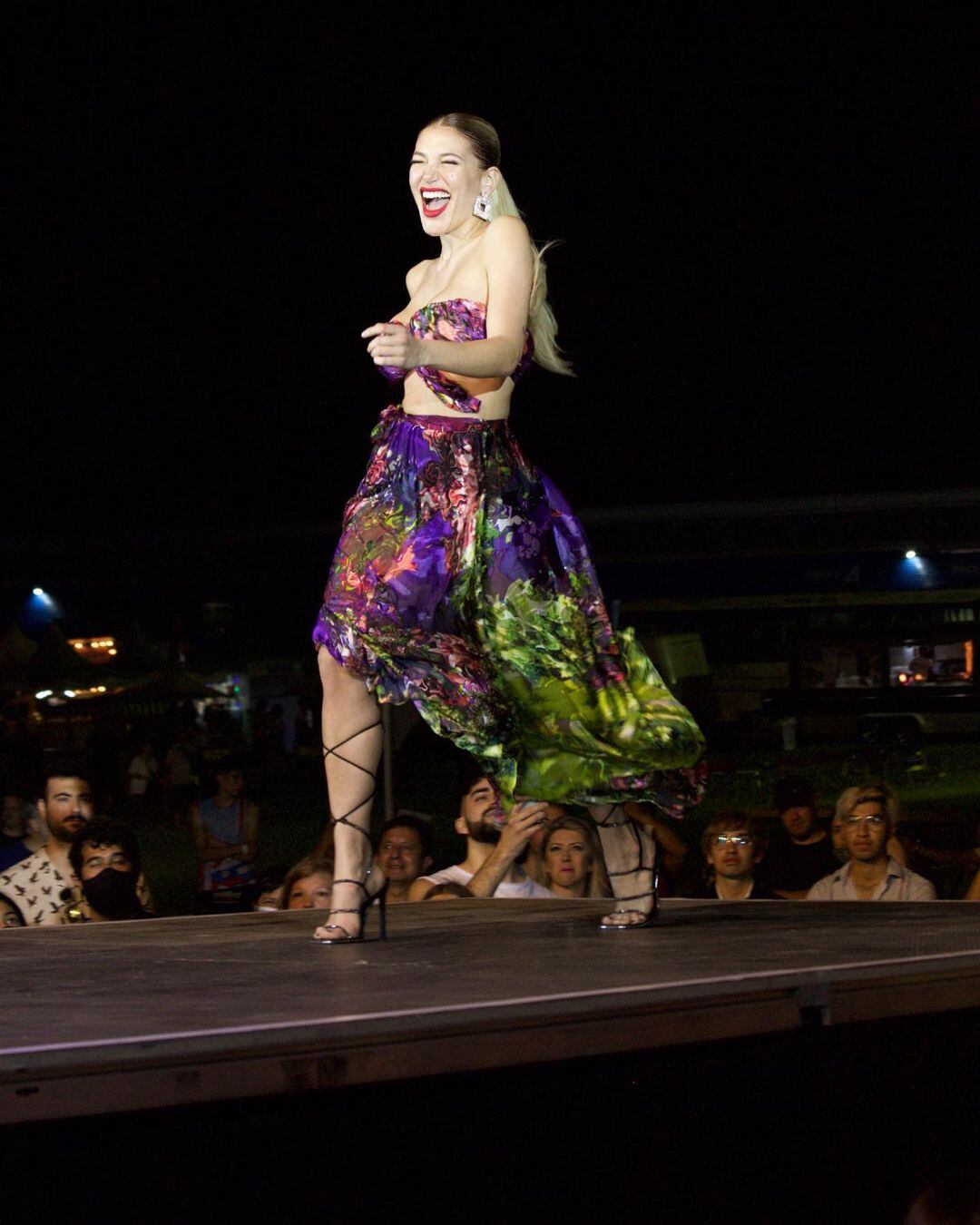 La cantante fue invitada en un desfile.