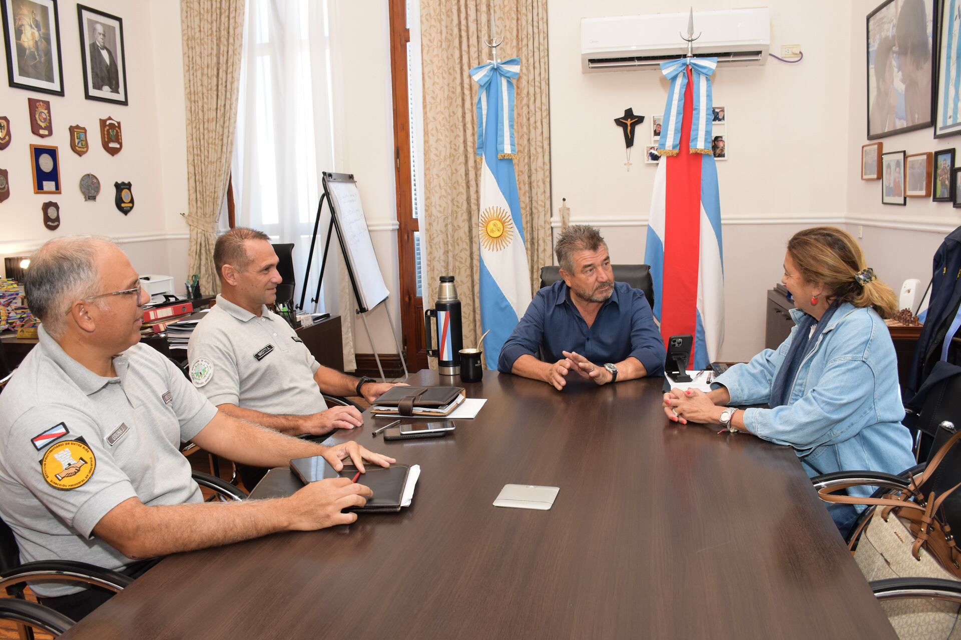 Ministro de Seguridad y Justicia, Néstor Roncaglia, junto a la presidente del Consejo General de Educación (CGE), Alicia Fregonese, el director General del Servicio Penitenciario (SPER), Alejandro Miotti, y el director de Industria, Santiago Osuna. 
