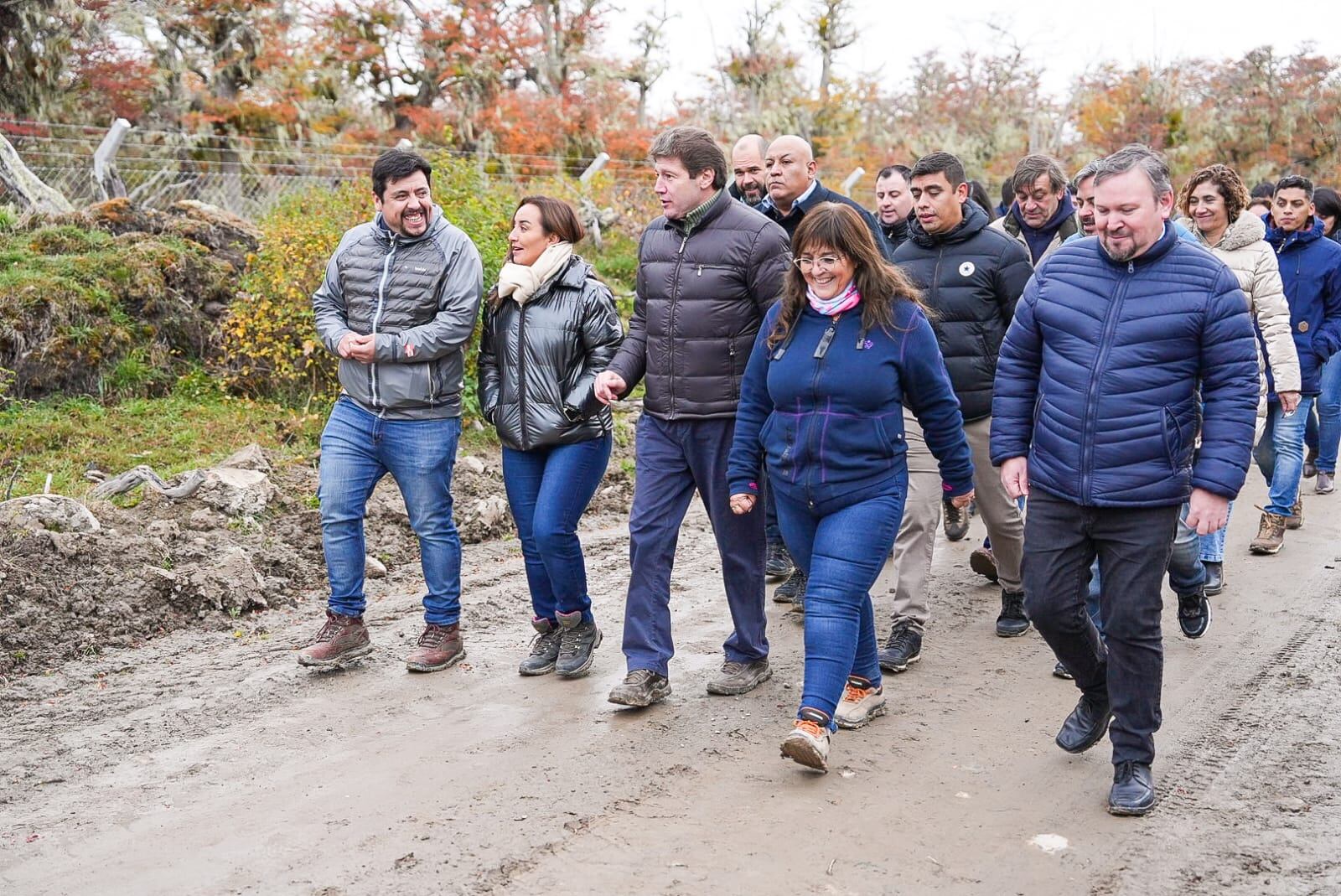 El Gobernador Melella junto al Intendente Daniel Harrington, visitaron la obra del nuevo gimnasio polideportivo.