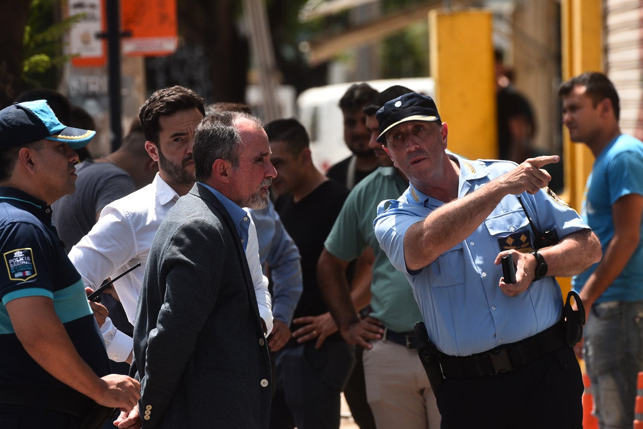 Comerciante respondió con su propia arma de fuego un asalto avenida Donato Álvarez al 7.700, Córdoba, matando a dos ladrones. El fiscal Ernesto de Aragón se presentó en el lugar. (Pedro Castillo / La Voz)