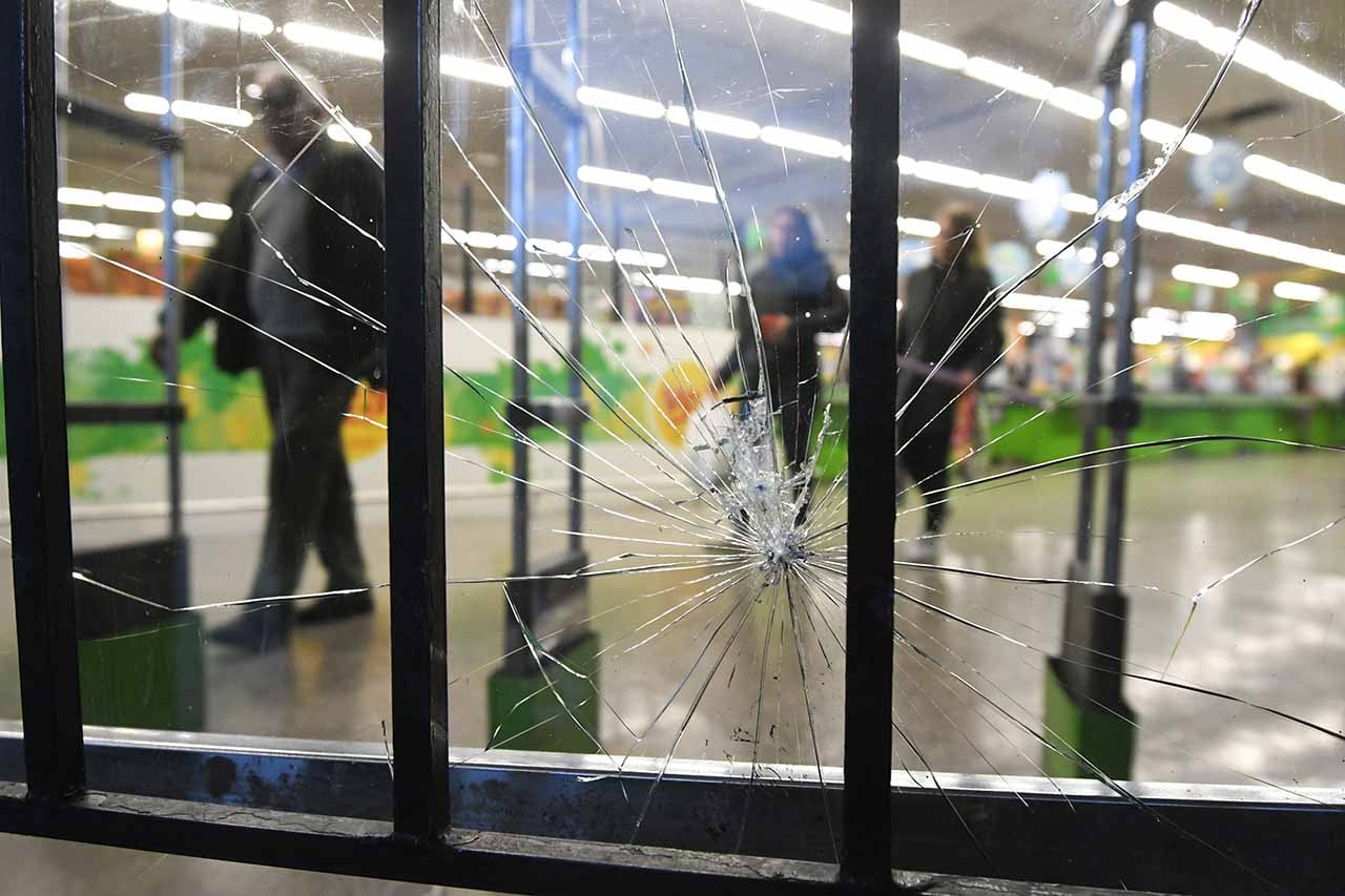 Vidrios rotos en la puerta de ingreso al local del supermercado Vea ubicado en calle Godoy Cruz casi Avellaneda de Guaymallén, donde un grupo de personas ingresaron e intentaron robar mercadería
Foto: José Gutierrez / Los Andes 