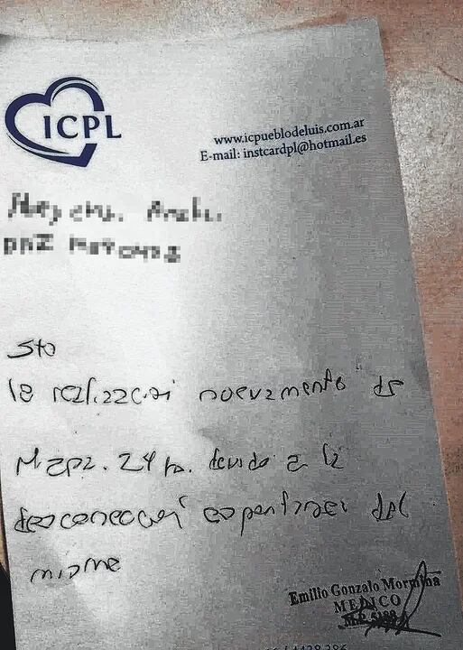 Detuvieron a una mujer que llevaba un holter pensando que era un arma, y casi sufre un infarto.