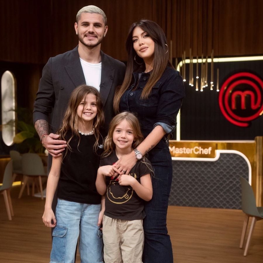 Mauro Icardi y Wanda Nara junto a sus hijas.