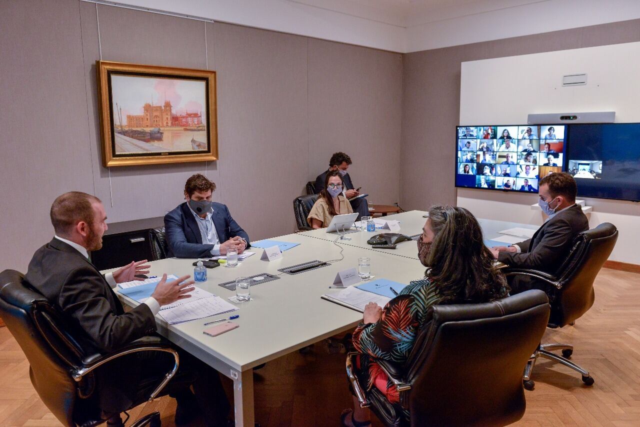 Martín Guzmán junto a miemmbros del Senado (Foto: Prensa Ministerio de Economía)