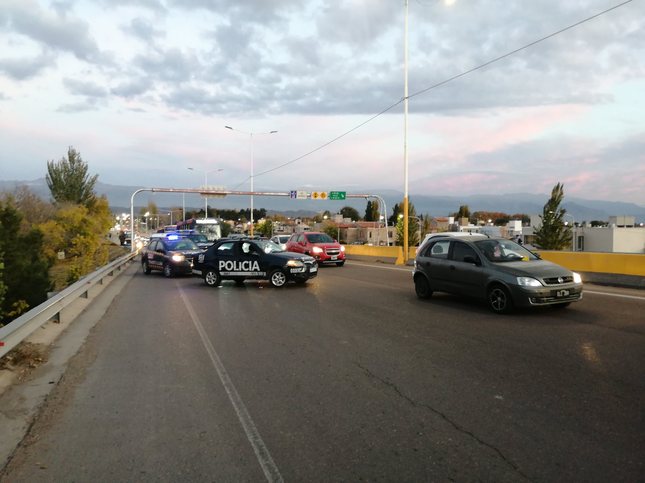 Ciclista sufrió un grave accidente en el Acceso Sur.