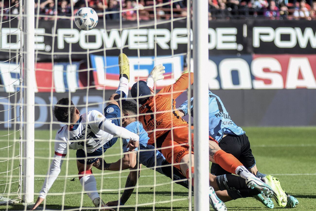 Belgrano no logró aguantarlo y empató en el final con San Lorenzo por la Copa de la Liga (Federico López Claro)
