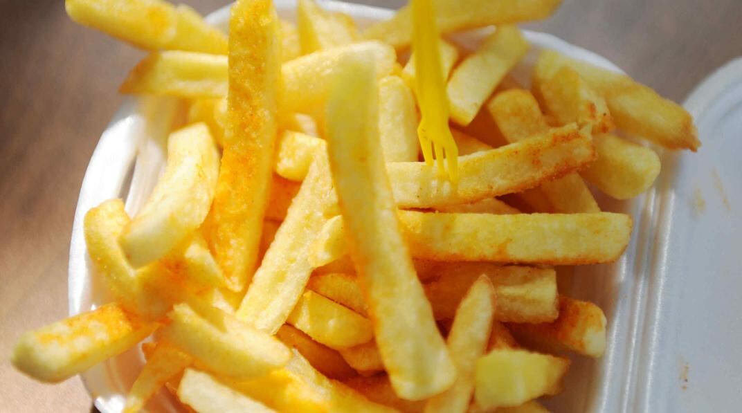 Crujientes y como en los restaurantes: el truco para preparar papas fritas de forma rápida y sencilla