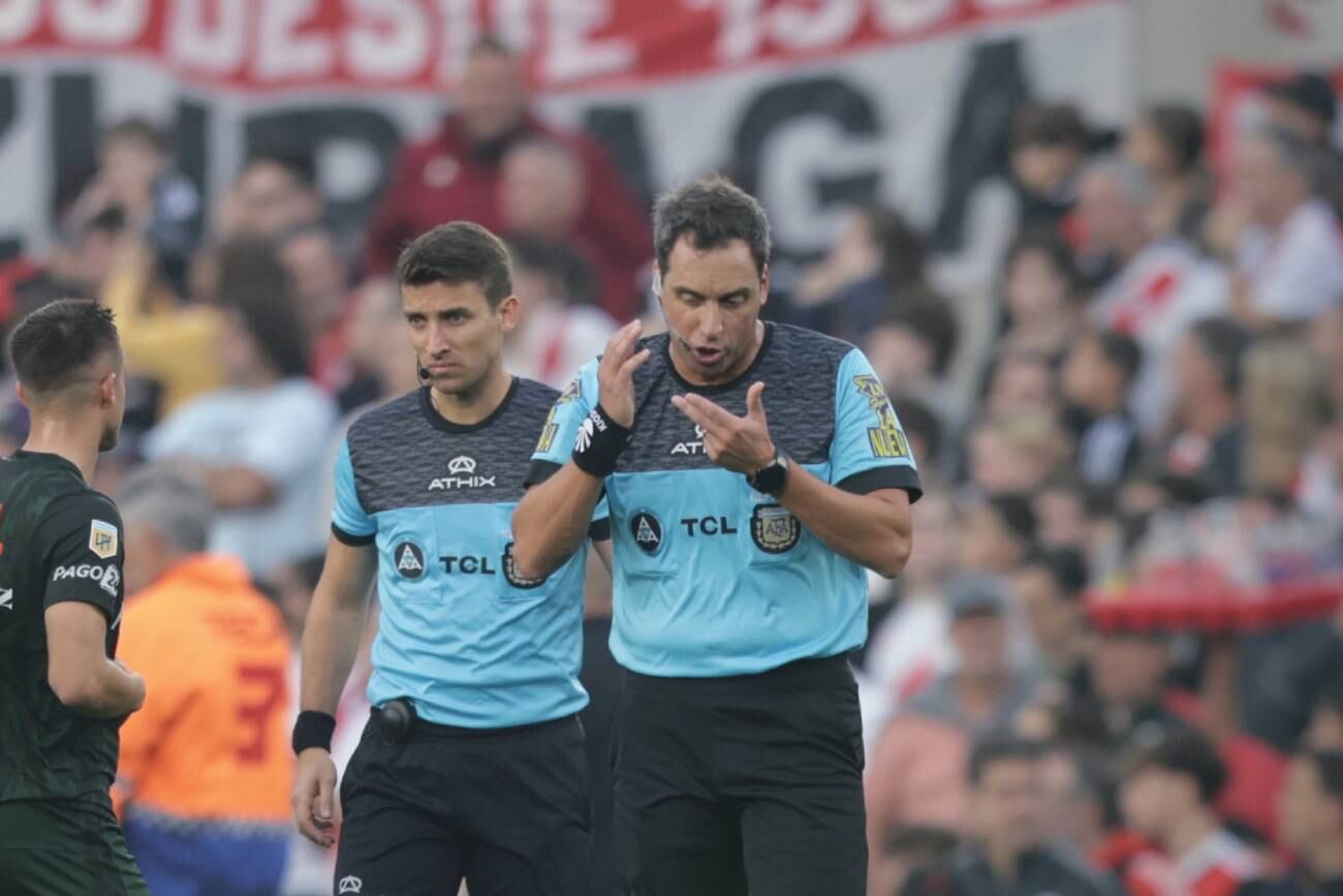 El árbitro Fernando Rapallini habló y contó detalles sobre cómo tomó la decisión de suspender el partido entre River y Defensa por la muerte de un hincha. (Fotobaires)