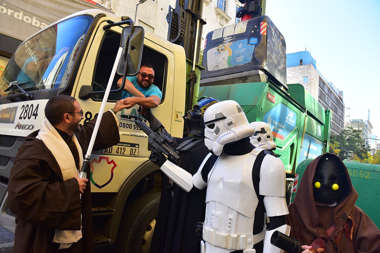 Cosplayers de Star wars . Como cada 4 de mayo los fans de Star wars celebran en el mundo. En Córdoba un grupo de cosplayers encabezado por Julio Nievas (Darth Vader) festejaron en la peatonal de la ciudad.