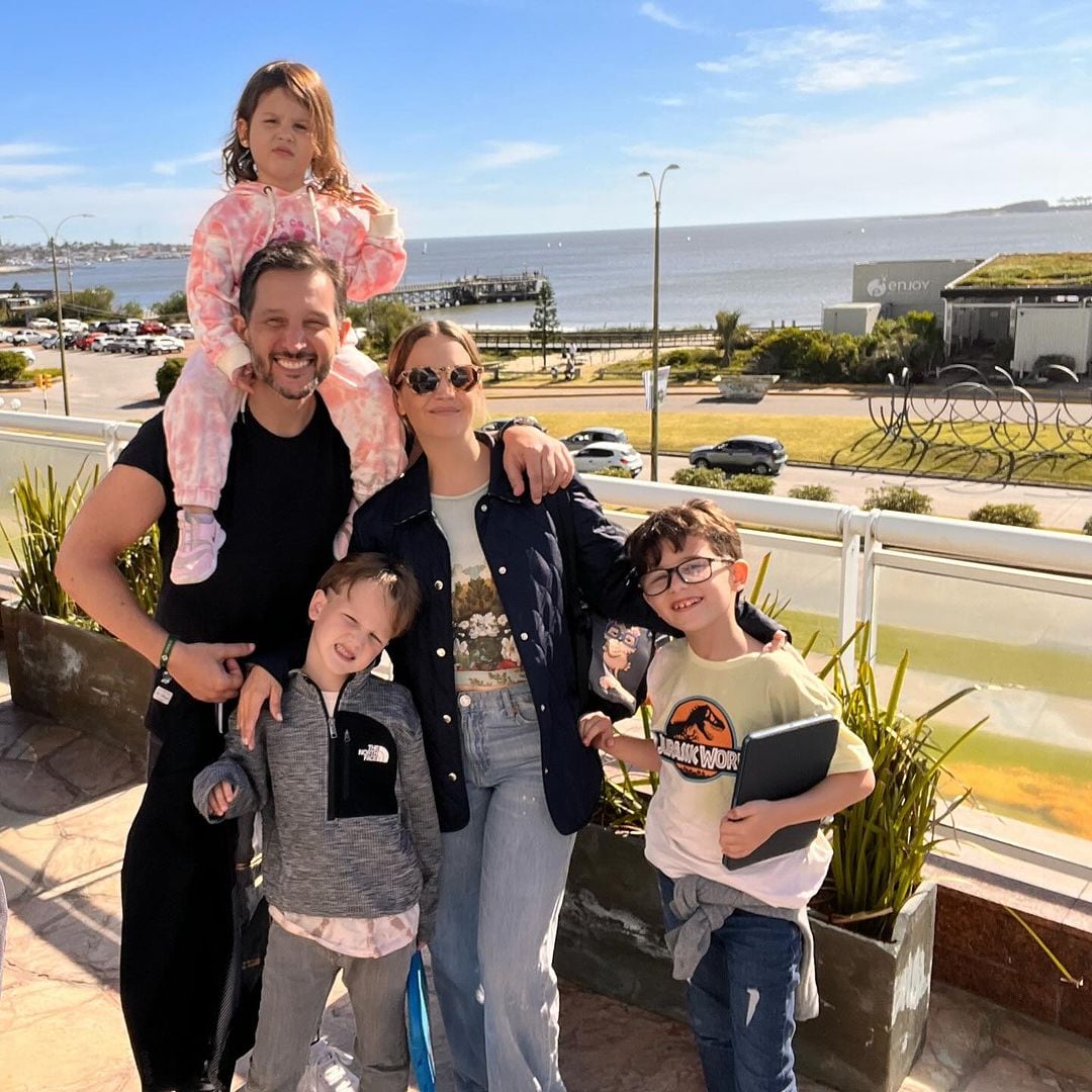 Sabrina Garciarena y Germán Paoloski junto a sus tres hijos: León, Beltrán y Mia. Foto: Instagram.