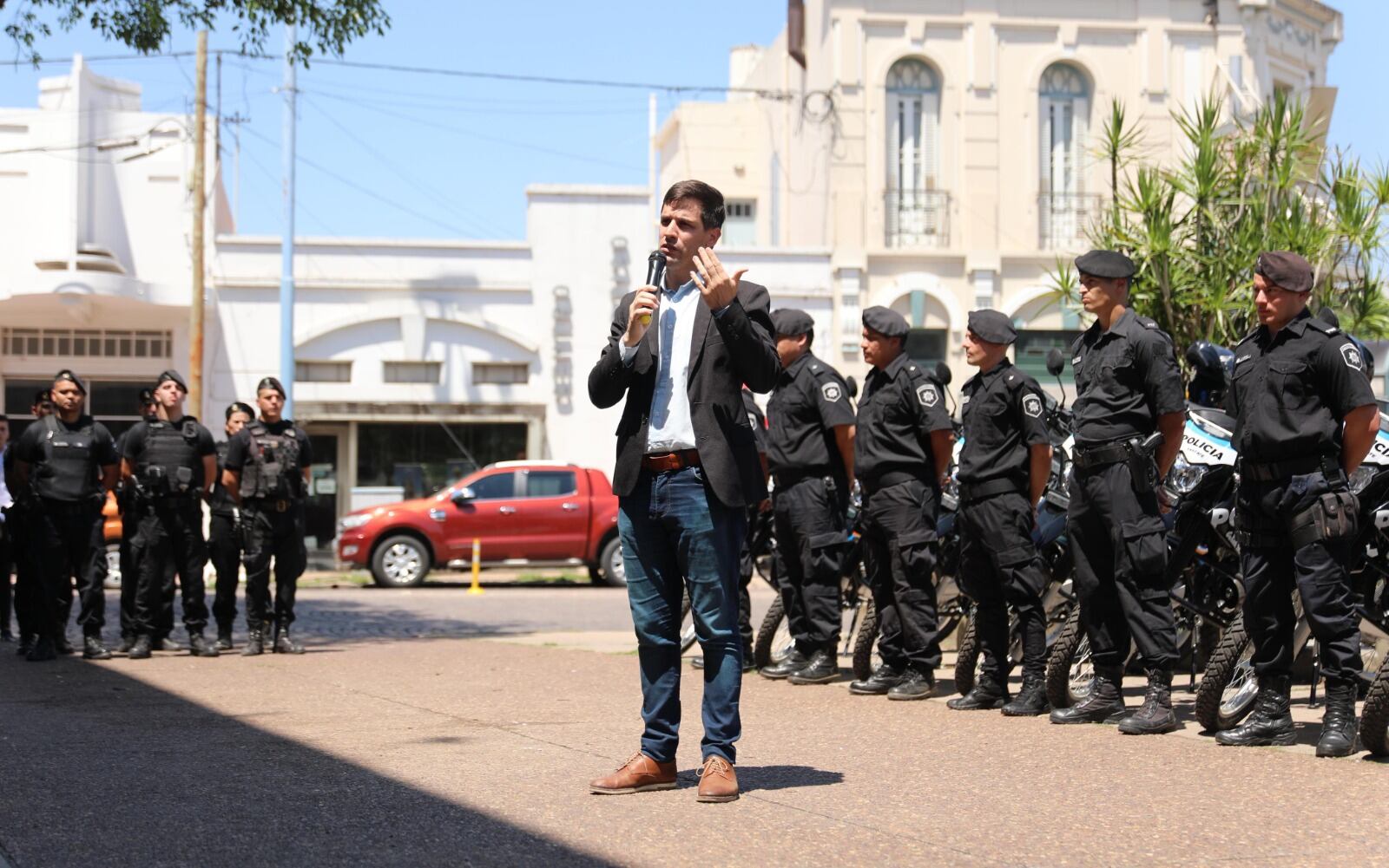 Leonardo Viotti junto a Policías, en entrega de motovehículos, frente a la Jefatura