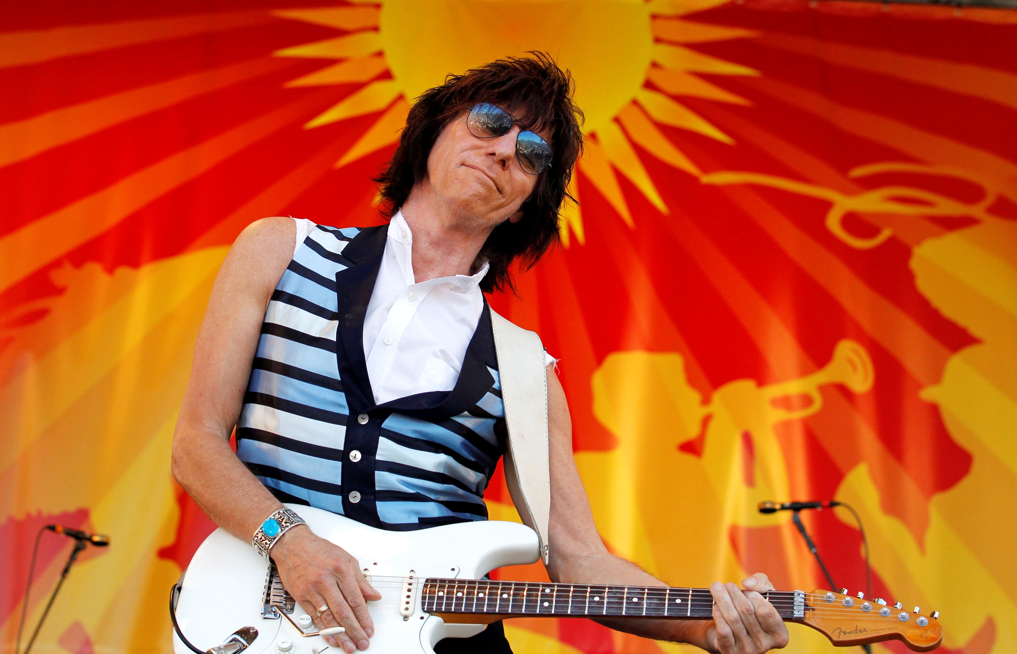 Jeff Beck tocando la guitarra en el Louisiana Jazz and Heritage Festival en Nueva Orleans el 29 de abril de 2011. (AP Photo/Gerald Herbert, File)