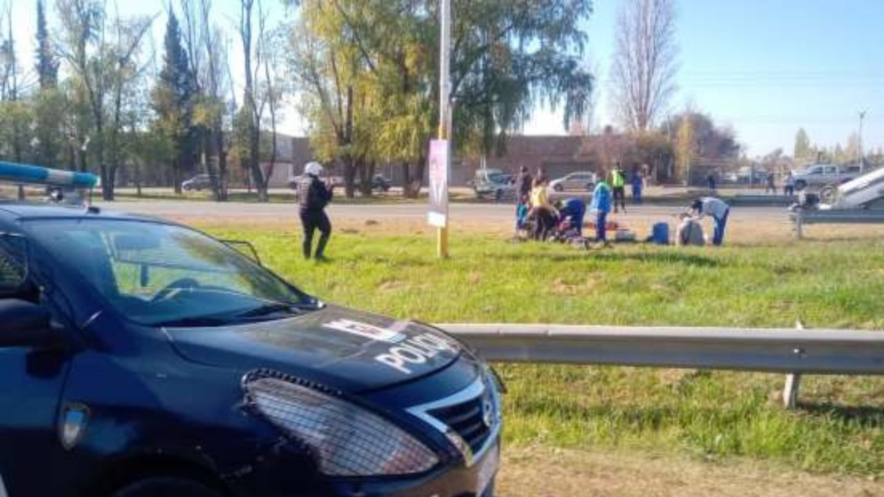 Una camioneta volcó en el Acceso Sur y el conductor está grave.