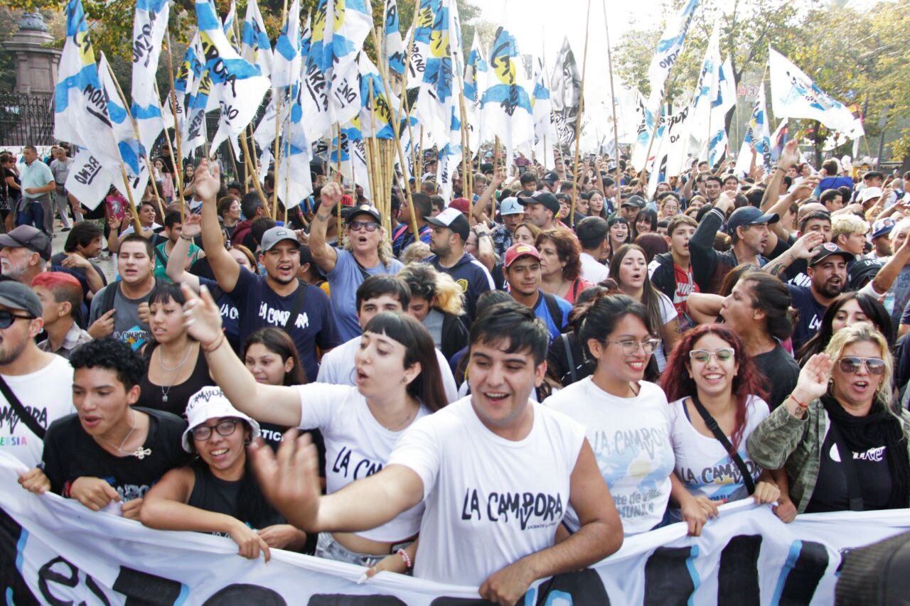 Los militantes en las calles de La Plata para acompañar a la Vicepresidenta.