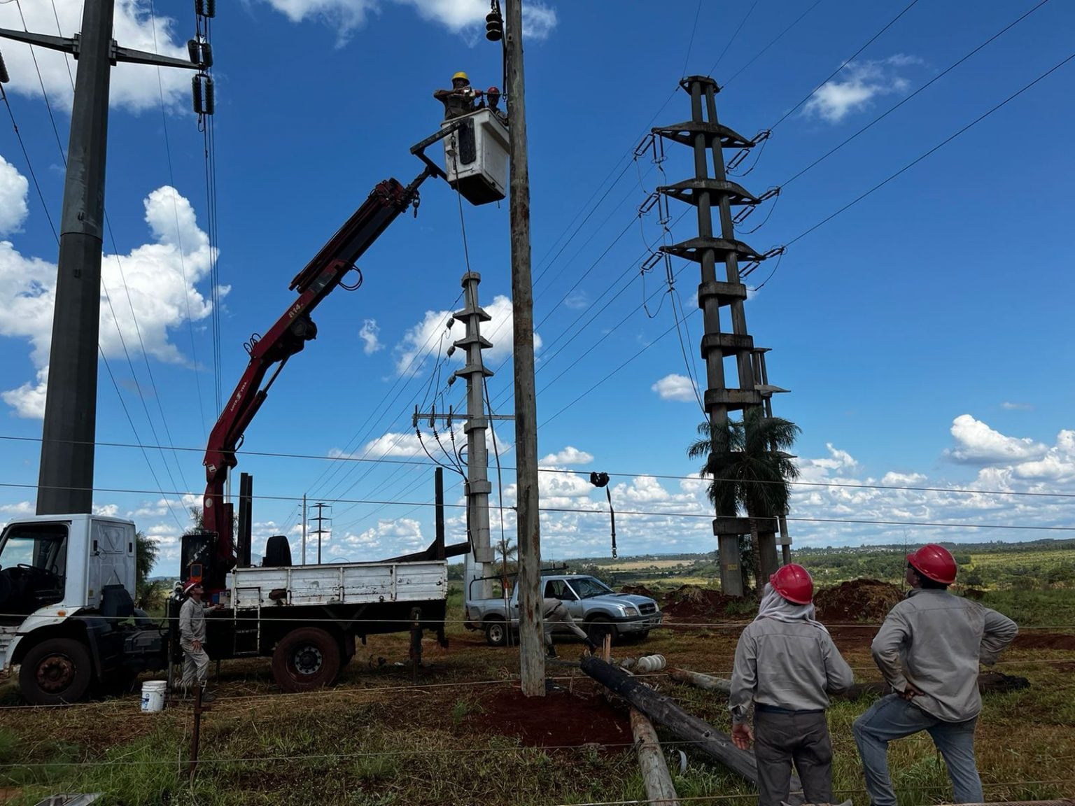 Un total de 11 postes de energía debieron ser repuestos tras la tormenta.