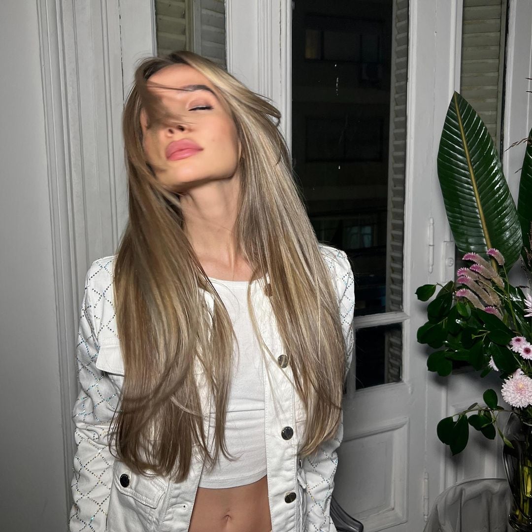 Brenda Asnicar luce radiante con su nuevo tono de pelo