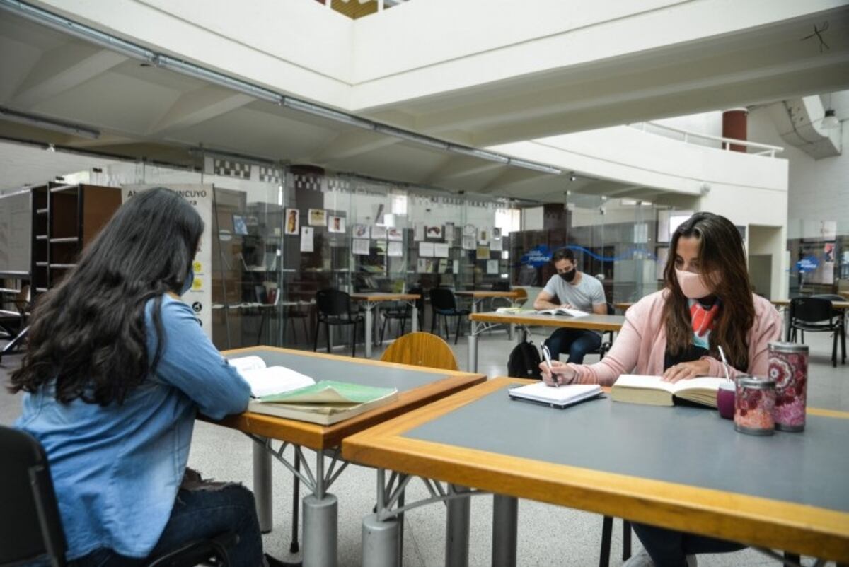 Becan a universitarios para capacitarse en el exterior sobre función pública