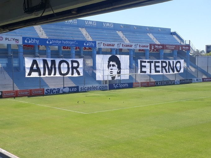 La Barra de los Trapos, la hinchada de Atlético de Rafaela, homenajeó a Maradona