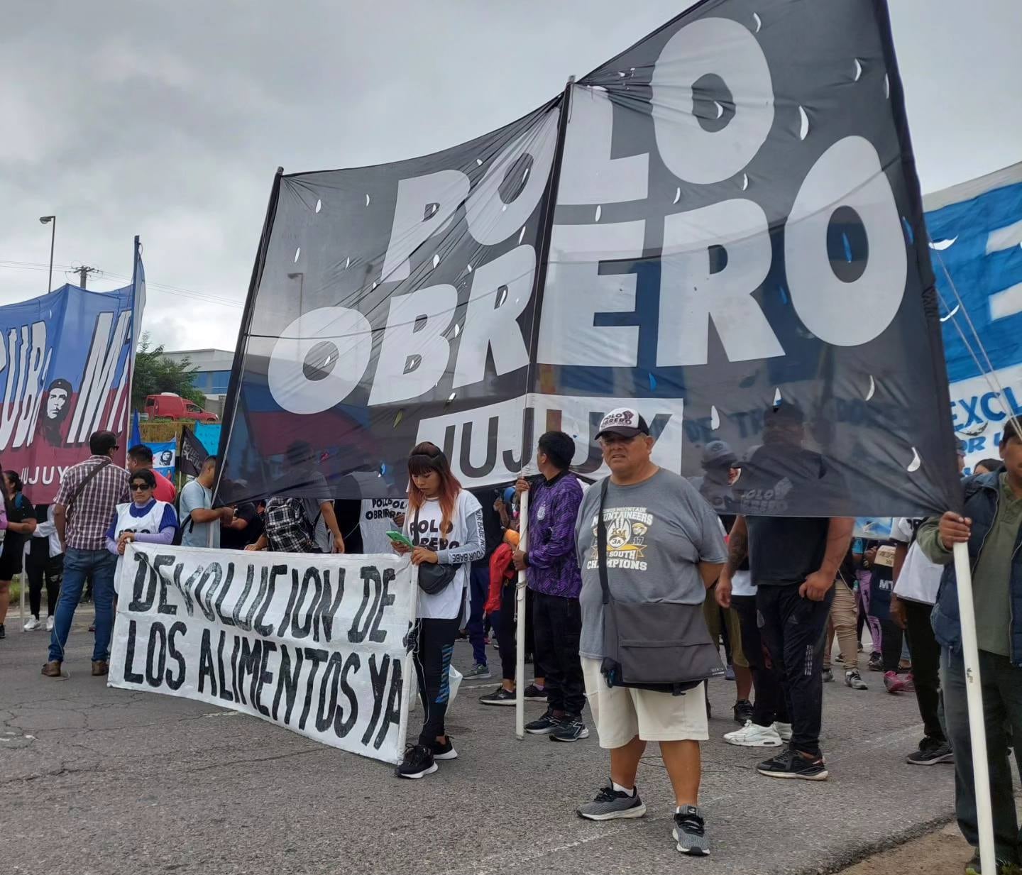 Los manifestantes cortaron las rutas bajo el argumento que "el hambre es el límite".