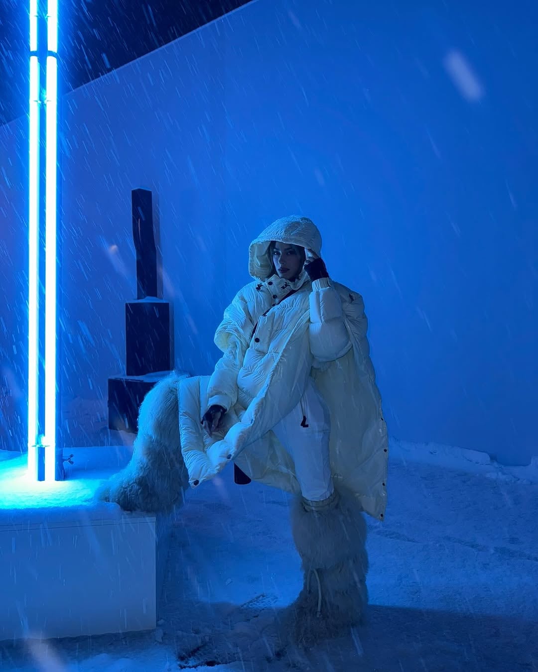 La cantante deslumbró con un total look invernal.