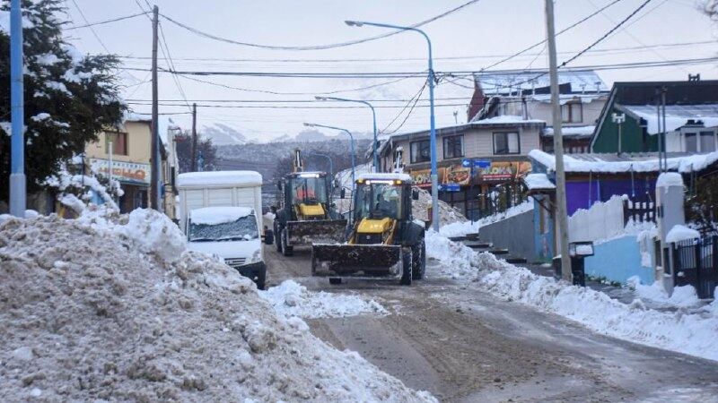 Continuando con las tareas previstas en el Operativo Invierno se procedió a la limpieza de la calle Perón entre 12 de Octubre y Fuegia Basket.