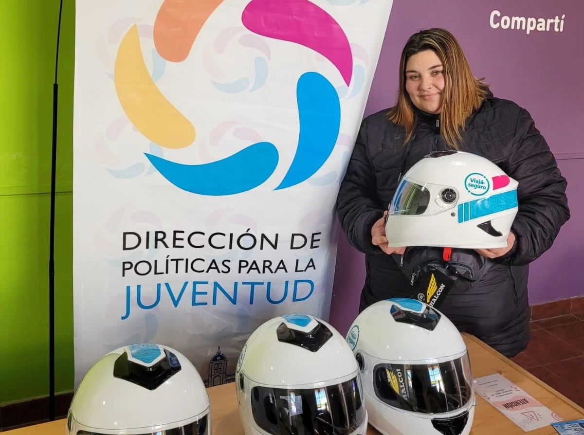 La Dirección de Políticas para la Juventud de Tres Arroyos entregó cascos