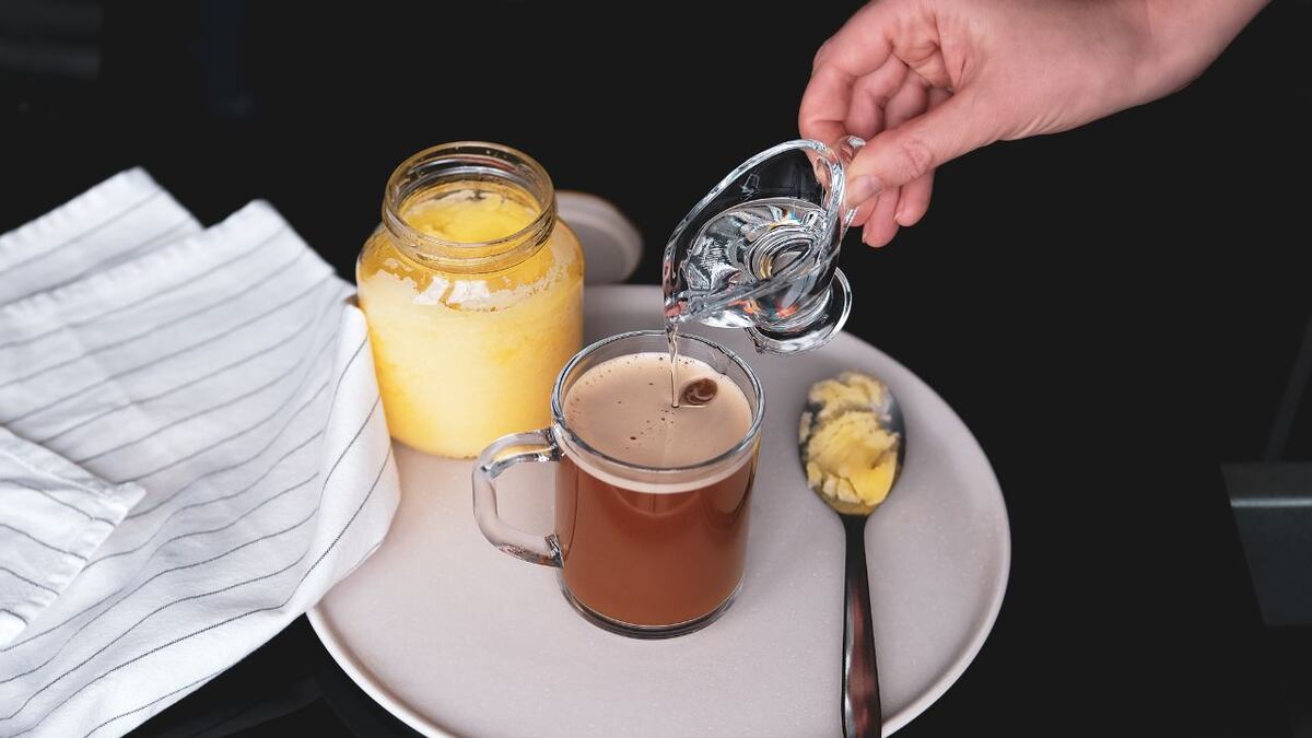 Qué es el café bulletproof, la bebida energizante que tiene múltiples beneficios