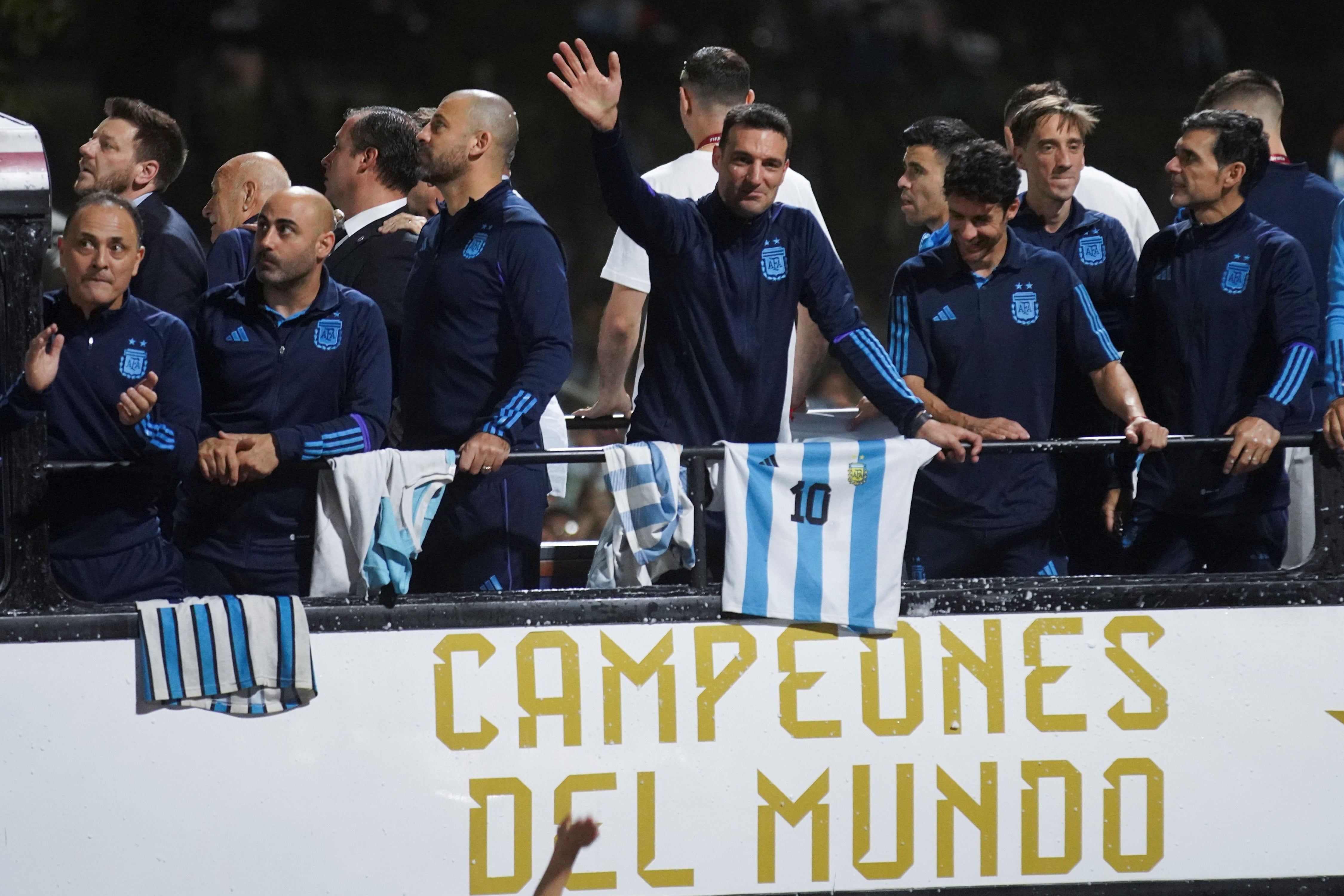 El presidente de la AFA ratificó la continuidad del DT campeón del mundo con la selección argentina.