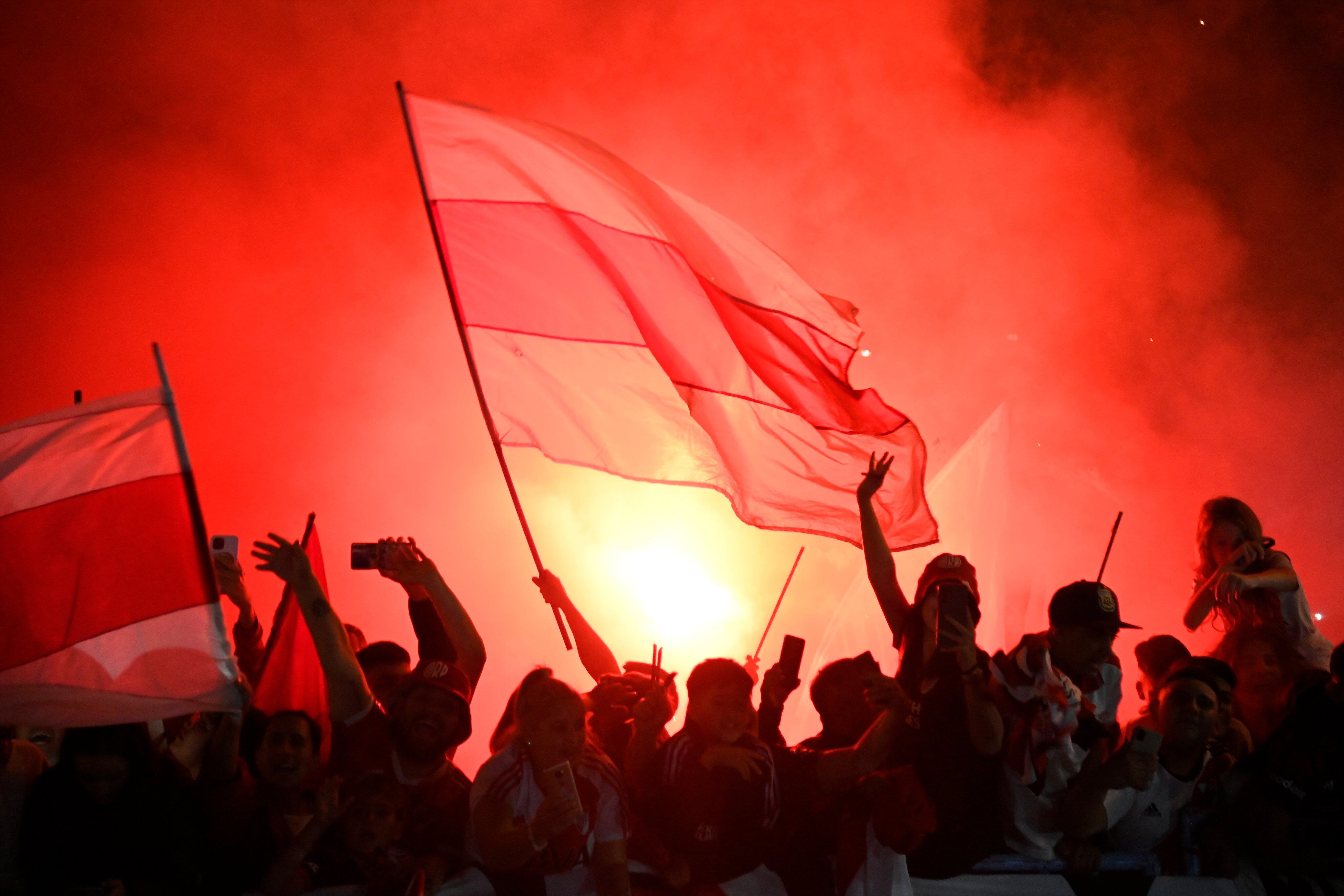 El tremendo recibimiento de los hinchas de River al puntero de la Liga.