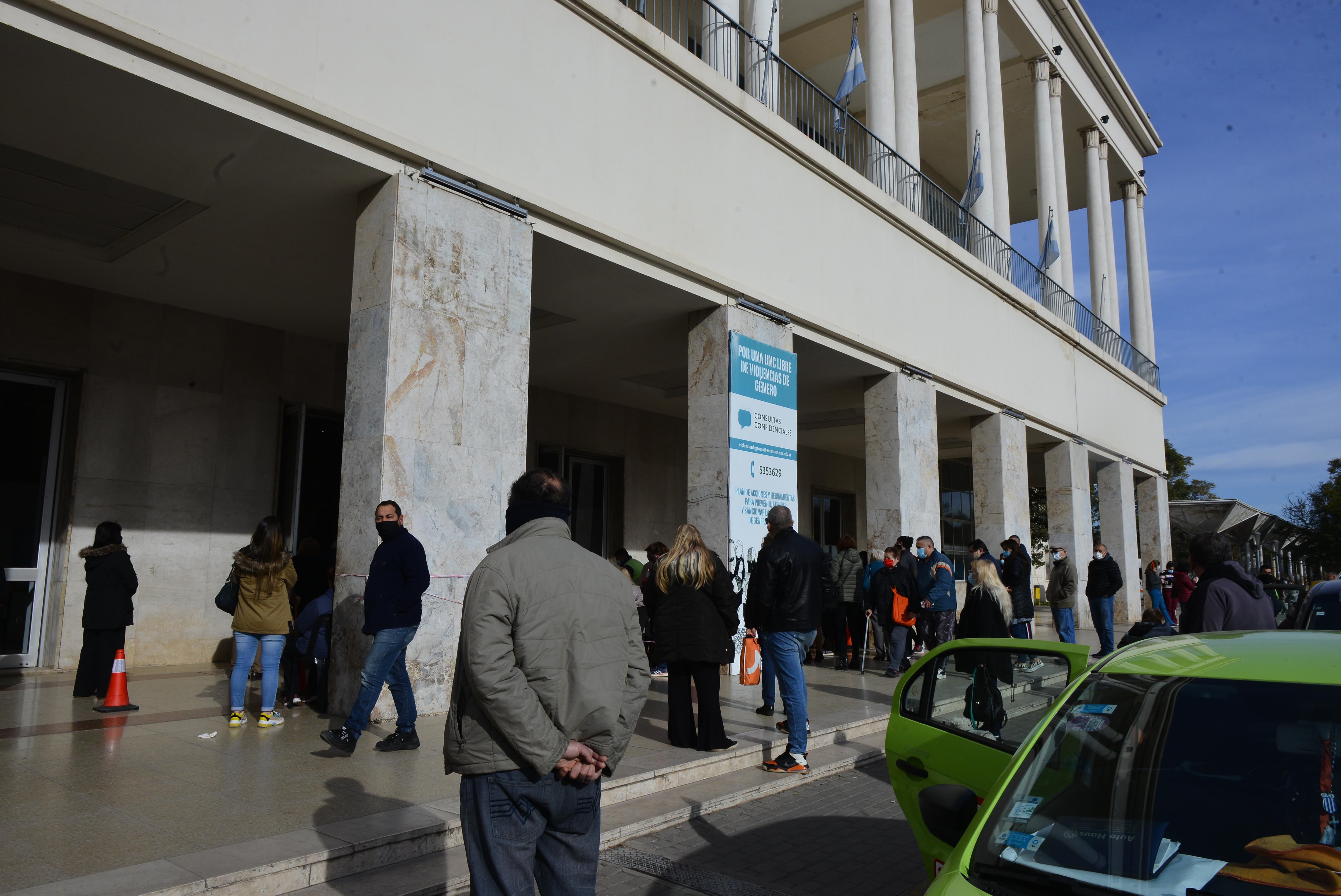 Los mayores de 60 años que aún no recibieron la primera dosis son vacunados sin turno previo.