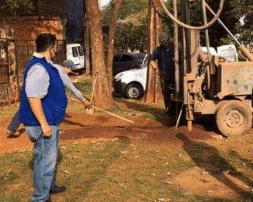 Las perforaciones se llevan adelante con la intención de garantizar el acceso a un servicio básico en la ciudad.