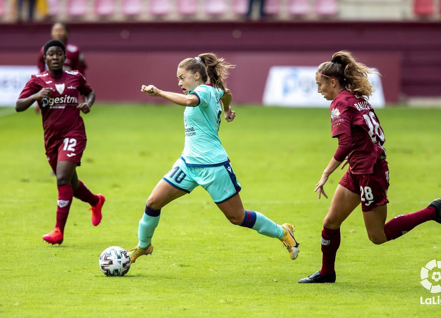 Estefanía Banini lleva la "10" en el Levante de España.