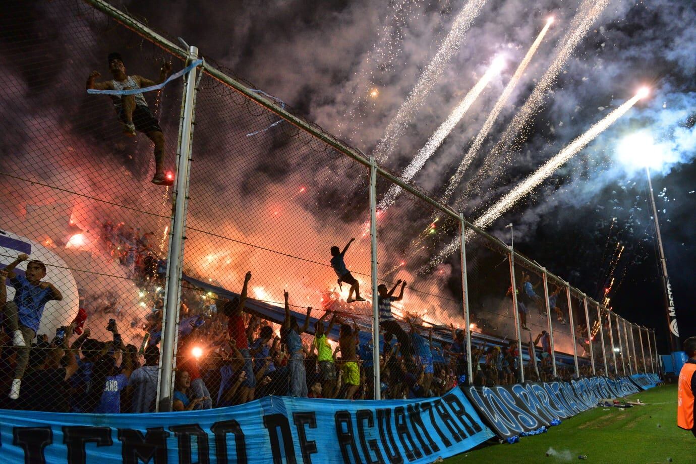 Pirotecnia en el cierre del clásico entre Belgrano y Talleres por la Copa de la Liga Profesional. (La Voz)