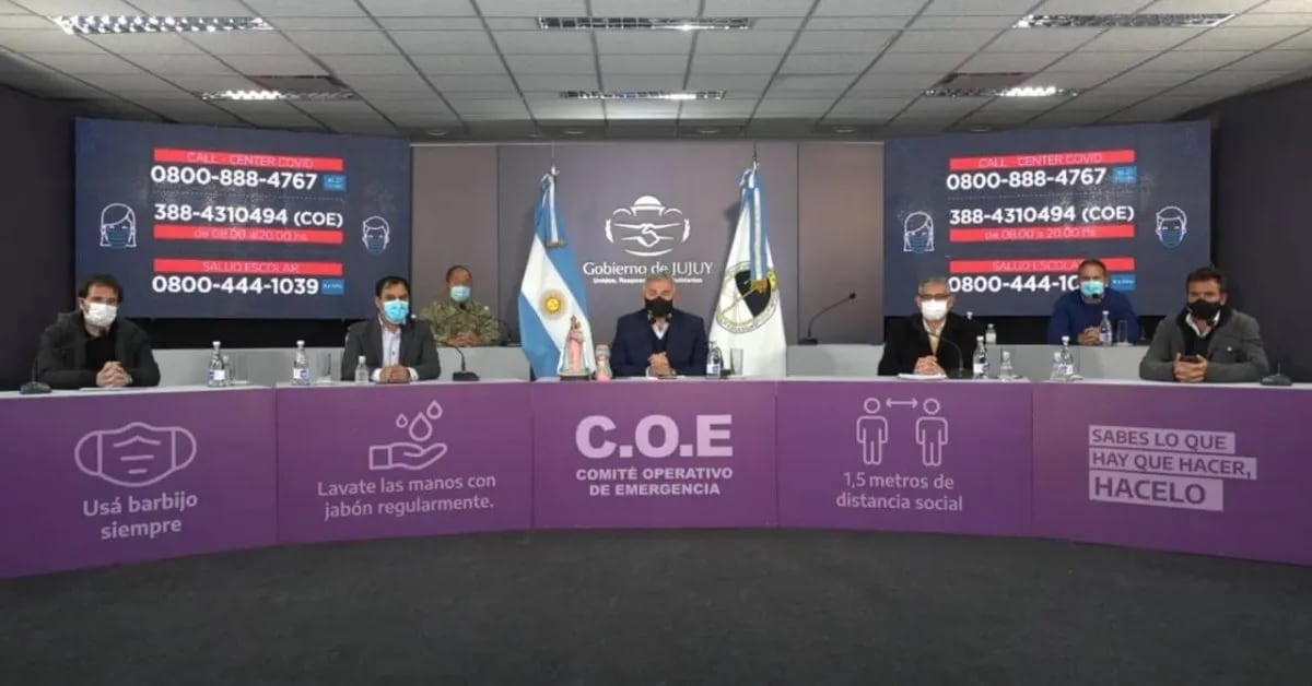 "Hay que colocarse la vacuna que cada uno se pueda colocar, todas las vacunas son eficaces", sostuvo el gobernador Morales durante el informe del COE.