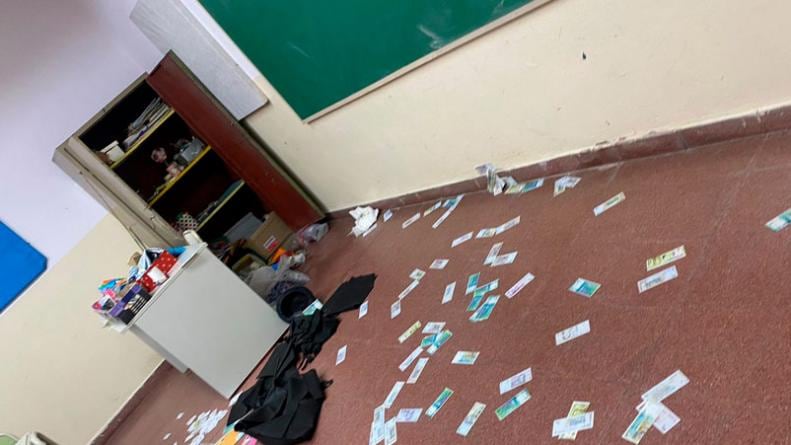 Las aulas del centro educativo quedaron revueltas.