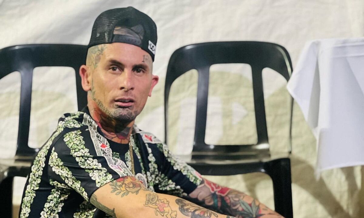 Emanuel Noir de Ke Personajes llenó un camión de juguetes para donar por el Día de las Infancias