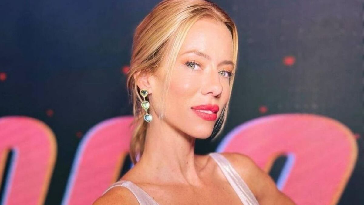 Como una sirena, Nicole Neumann posó con una microbikini animal print desde el agua cristalina de Neuquén