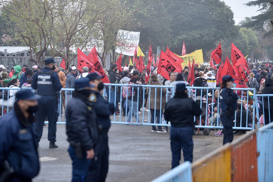 Integrantes del FOL rodearon la planta de Bagley para protestar por el aumento de precios. (Ramiro Pereyra / La Voz)