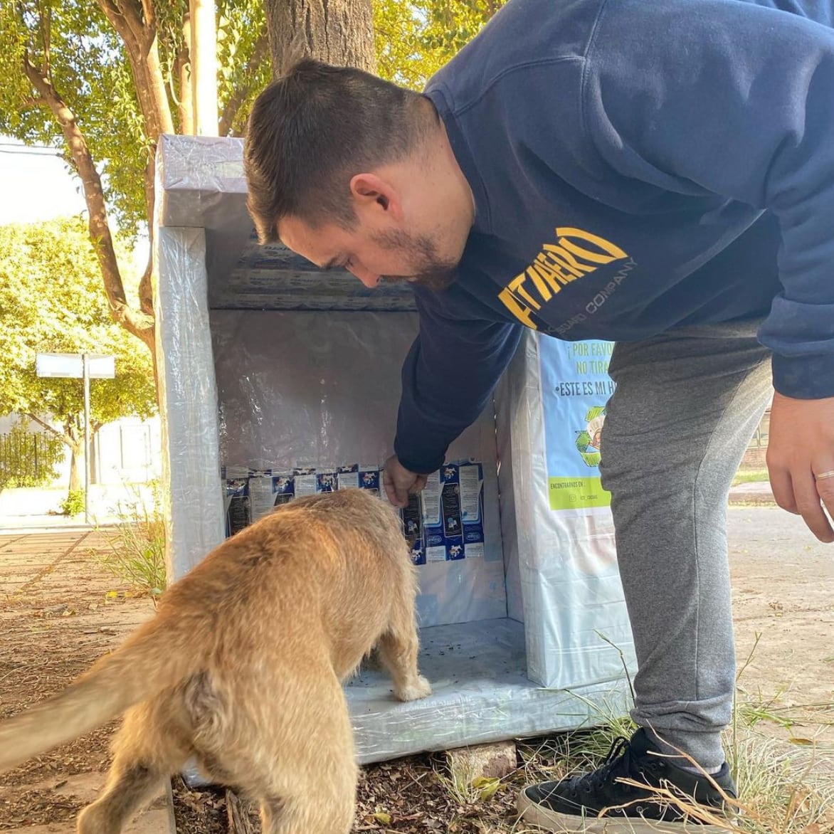 Proyecto de "Ecocuchas". Entrega de una casita para un perro en situación de calle.