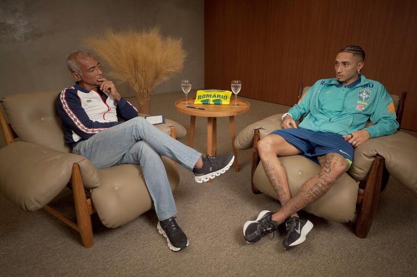 Raphinha en la entrevista con Rivaldo.