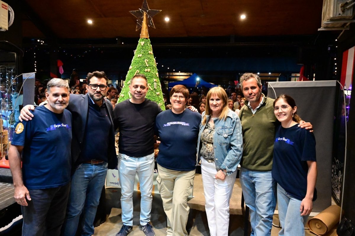 Familia Blanco - Fernández junto al intendente de Gualeguaychú y funcionarios locales.