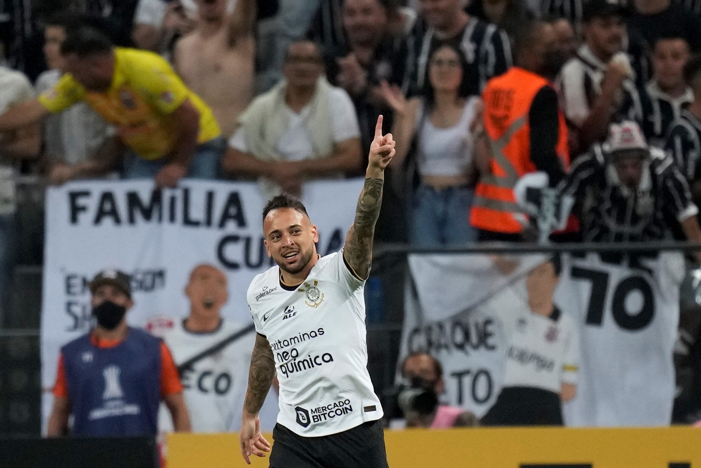 Maycon, de cabeza, puso en ventaja al Corinthians ante Boca en Brasil. (AP)