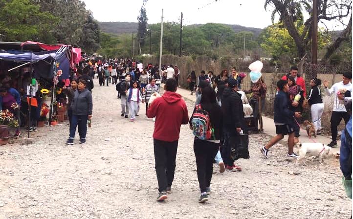 A lo largo de toda la jornada fue incesante el movimiento de público en las inmediaciones de los cementerios de toda la provincia de Jujuy.