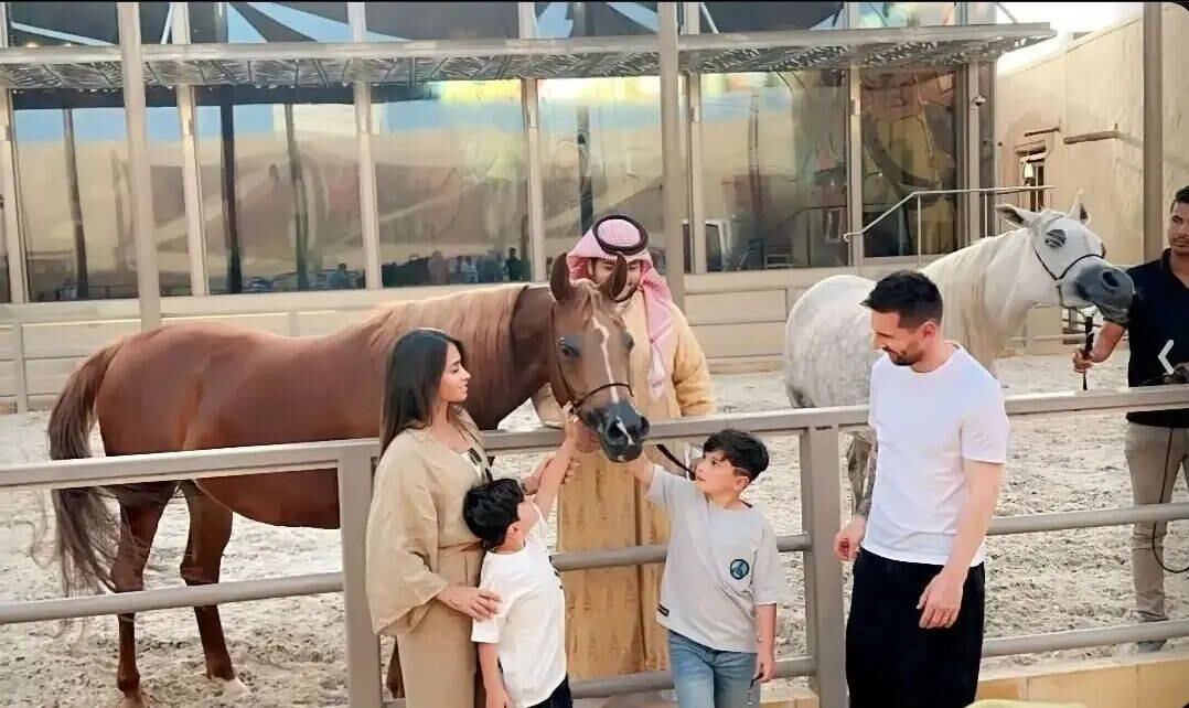 Antonela Roccuzzo marca tendencia donde sea que vaya: los outfits elegidos para disfrutar de Arabia Saudita.